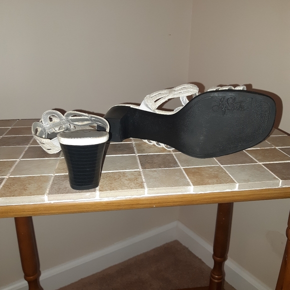 💥 5/$20 Dress sandals - Picture 4 of 4